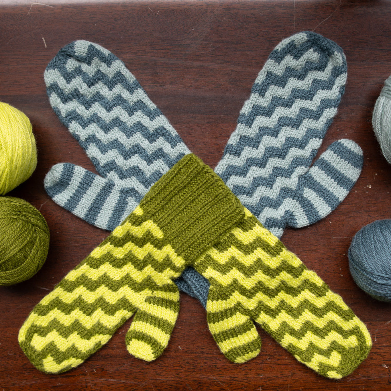 Contrast Blast Mittens